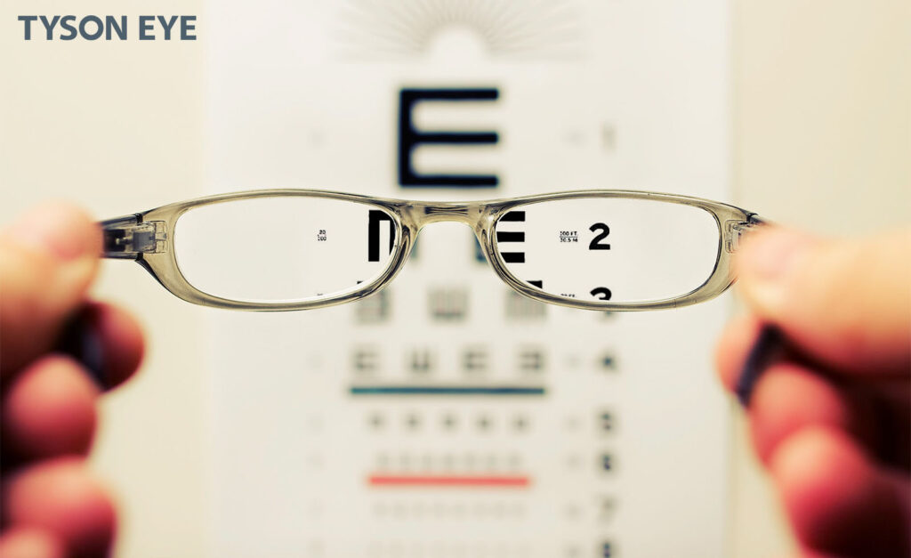 glasses showing the differences between Farsightedness or Nearsightedness
